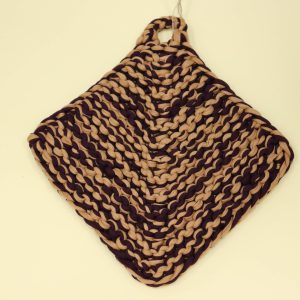 Pleteni kvadratni podmetač u dve boje, u vi&scaron;e kombinacija boja