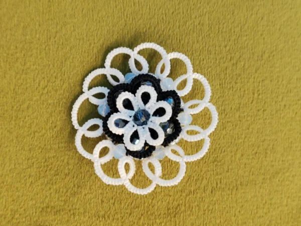 Čipkani bro&scaron;, dostupan u vi&scaron;e modela