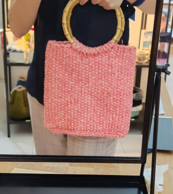 Pletena koral roze torba