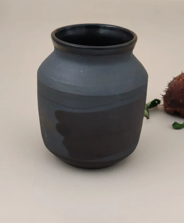 Crna mala vaza