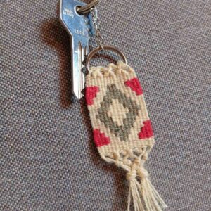 Mali privezak, ručno tkan