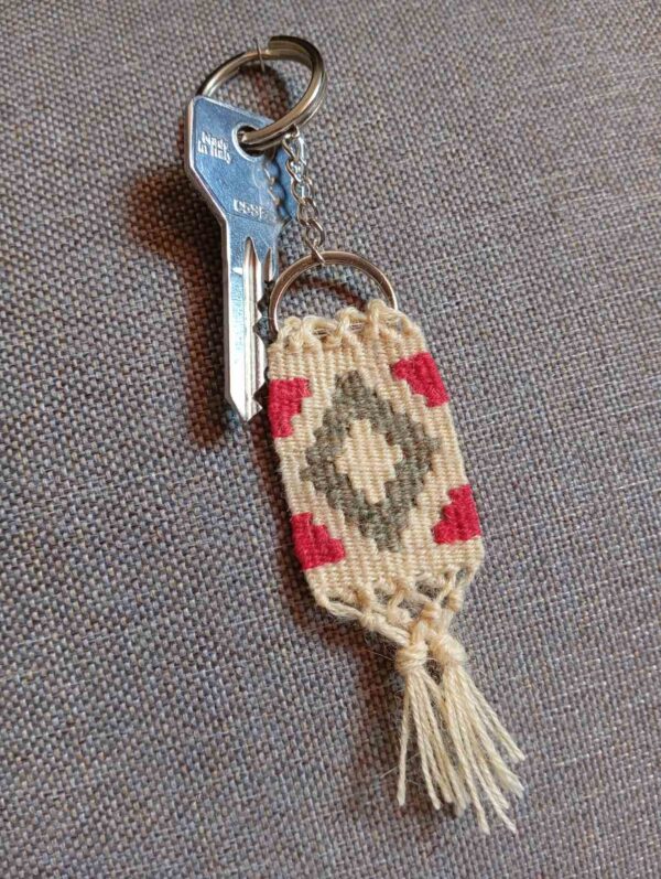 Mali privezak, ručno tkan