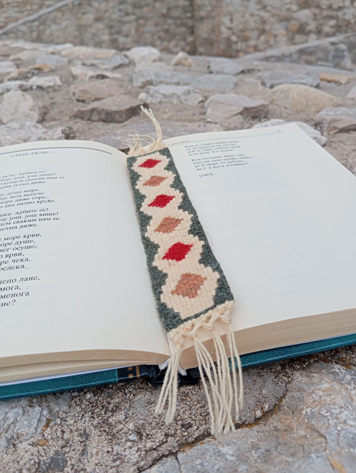 prodaja ručno tkanih narukvica, privezaka i bukmarkera sa simbolima pirotskih ćilima, Carigradska 24