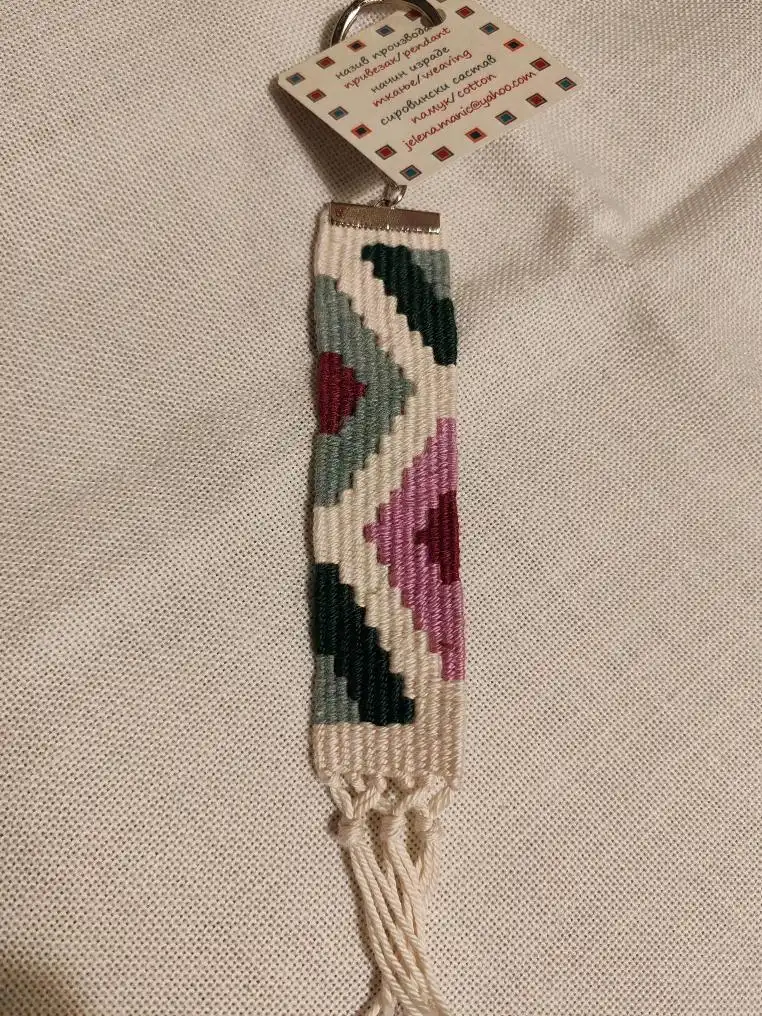 prodaja ručno tkanih narukvica, privezaka i bukmarkera sa simbolima pirotskih ćilima, Carigradska 24