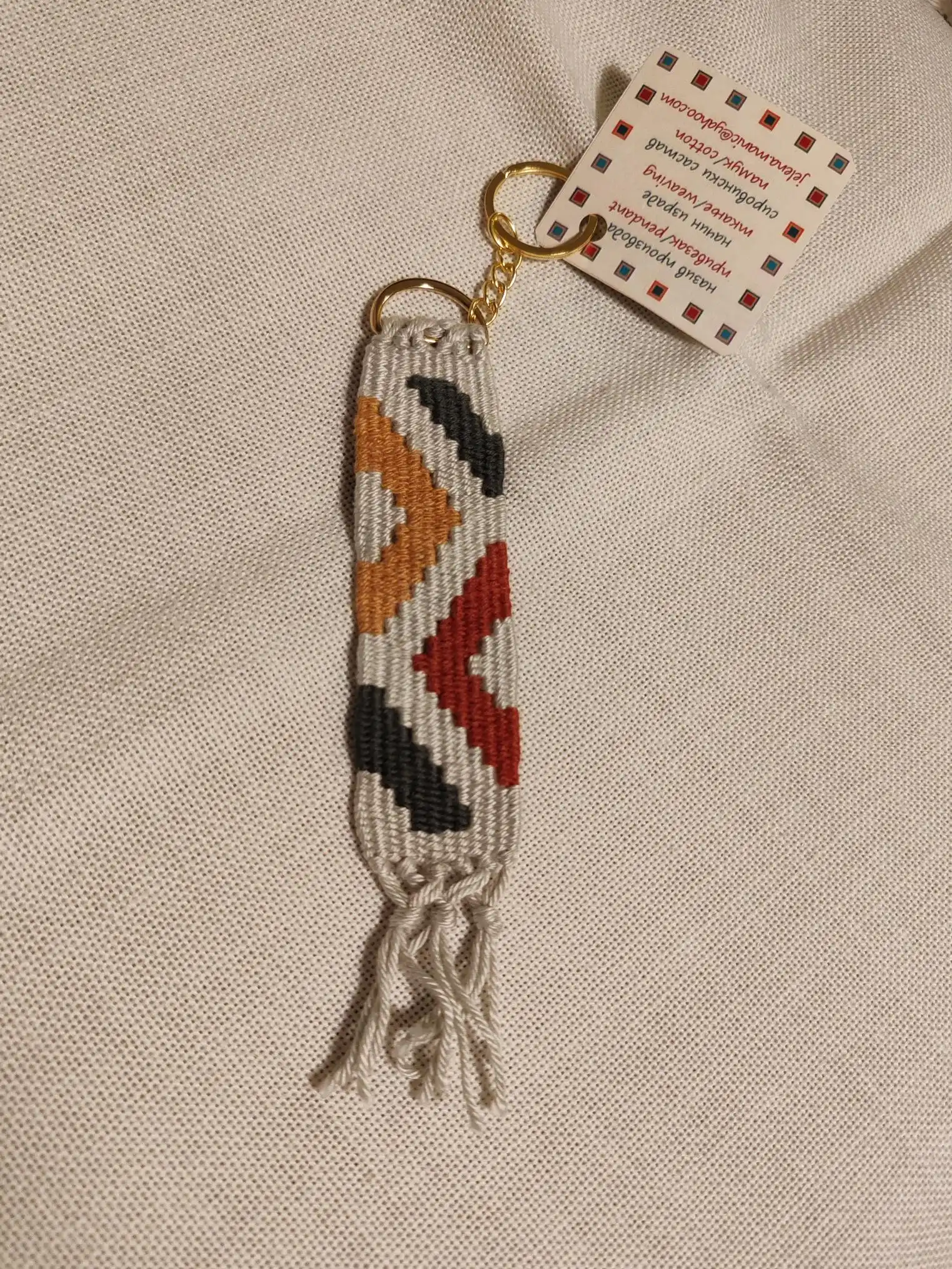 prodaja ručno tkanih narukvica, privezaka i bukmarkera sa simbolima pirotskih ćilima, Carigradska 24