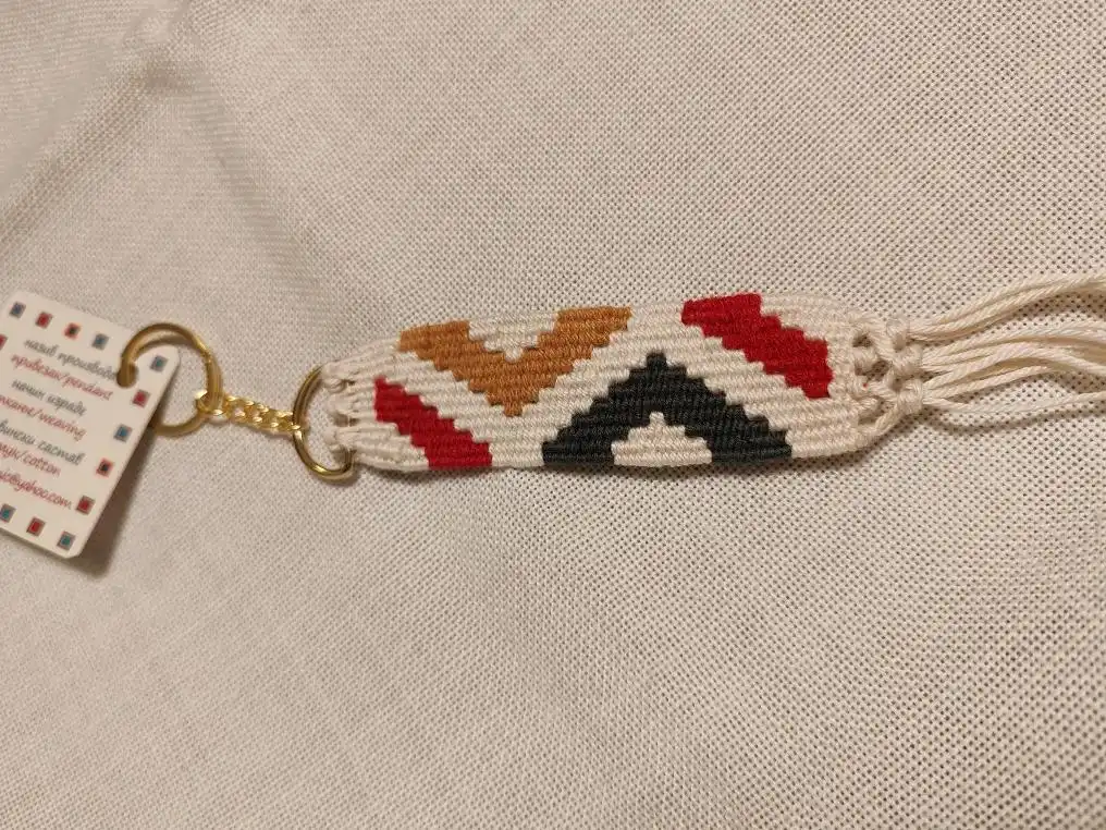 prodaja ručno tkanih narukvica, privezaka i bukmarkera sa simbolima pirotskih ćilima, Carigradska 24