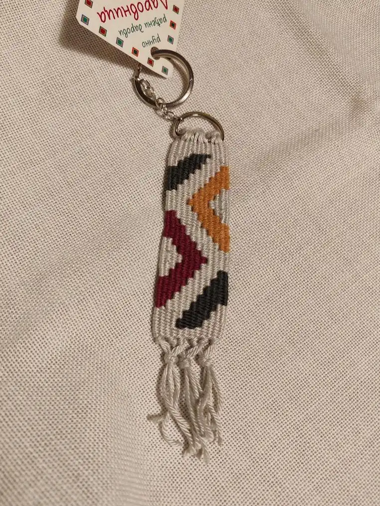 prodaja ručno tkanih narukvica, privezaka i bukmarkera sa simbolima pirotskih ćilima, Carigradska 24