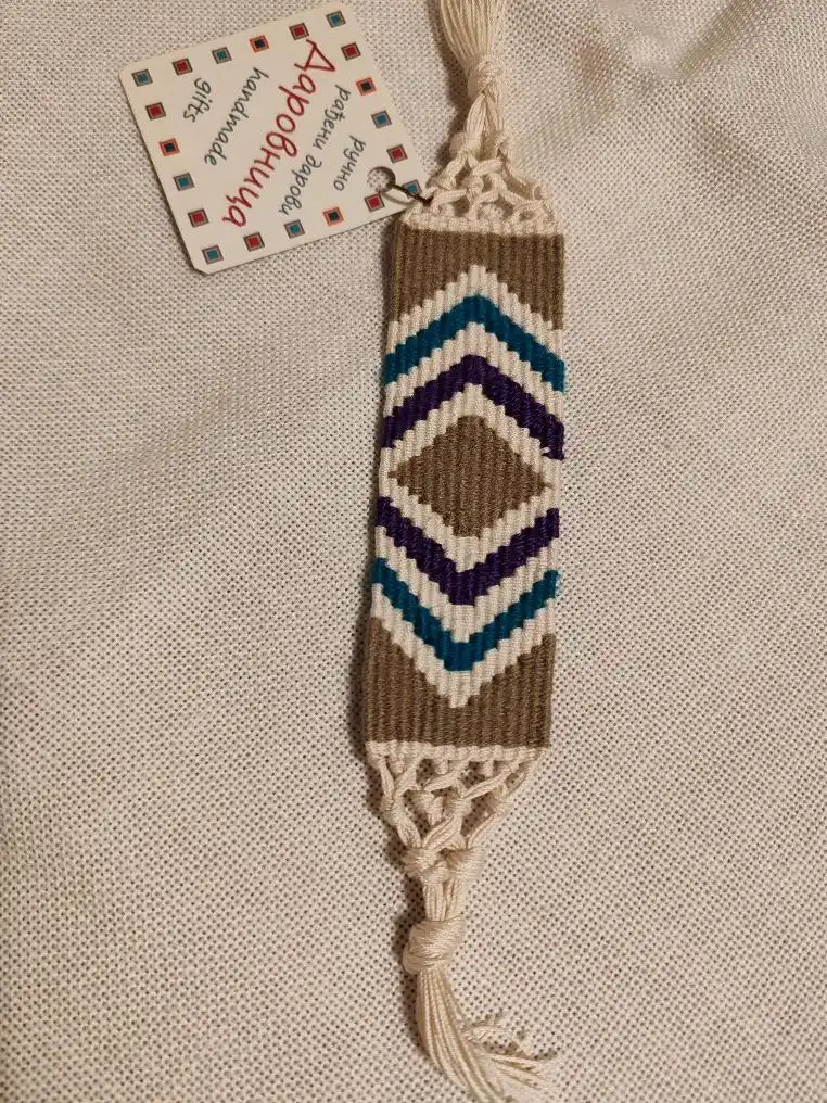 prodaja ručno tkanih narukvica, privezaka i bukmarkera sa simbolima pirotskih ćilima, Carigradska 24