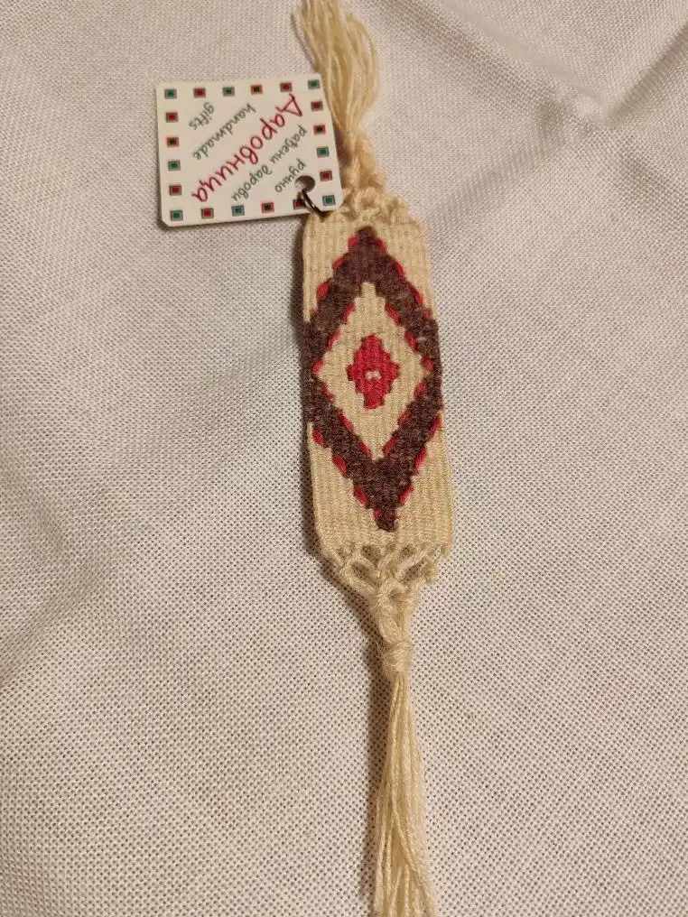 prodaja ručno tkanih narukvica, privezaka i bukmarkera sa simbolima pirotskih ćilima, Carigradska 24