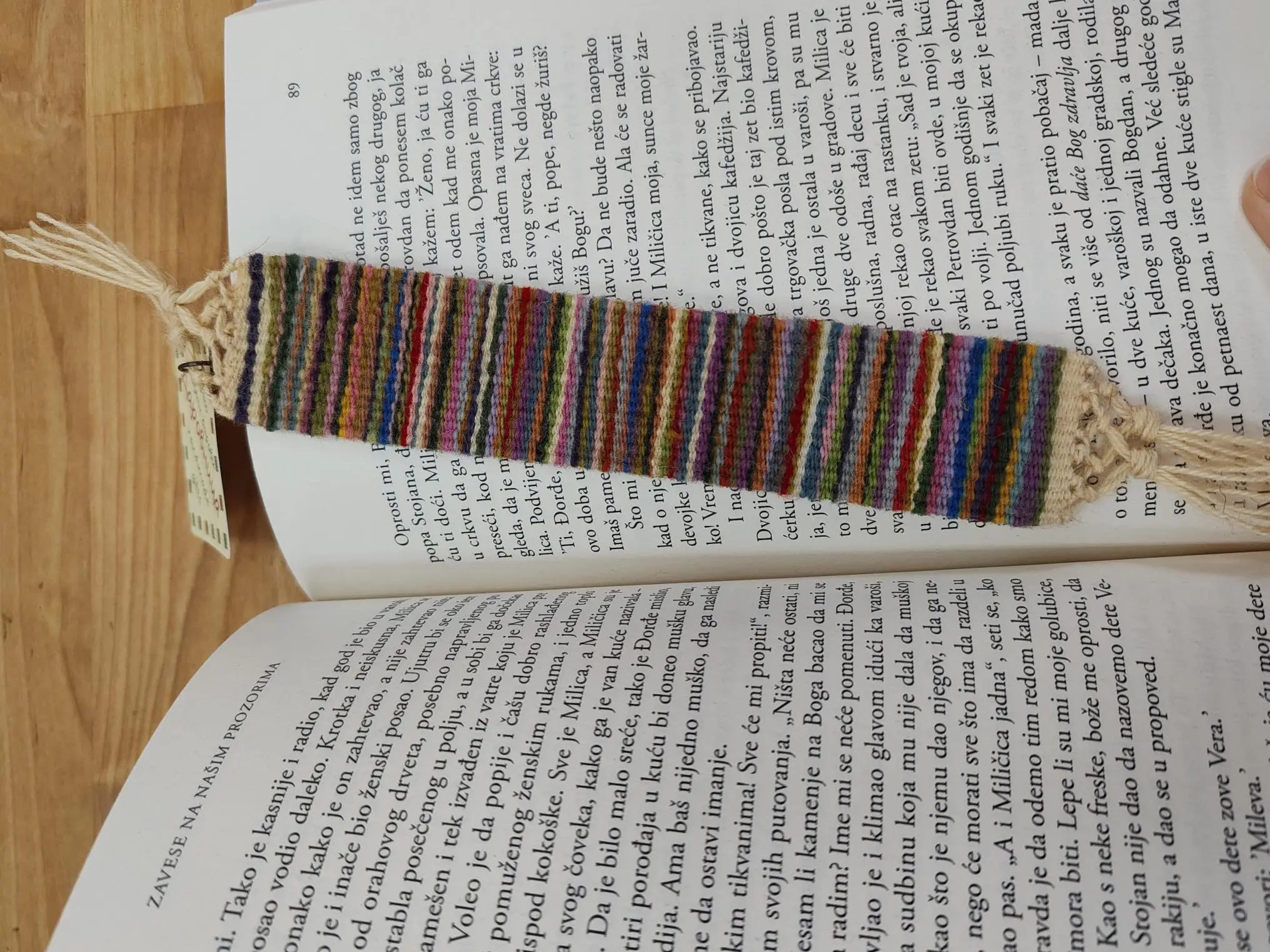 prodaja ručno tkanih narukvica, privezaka i bukmarkera sa simbolima pirotskih ćilima, Carigradska 24