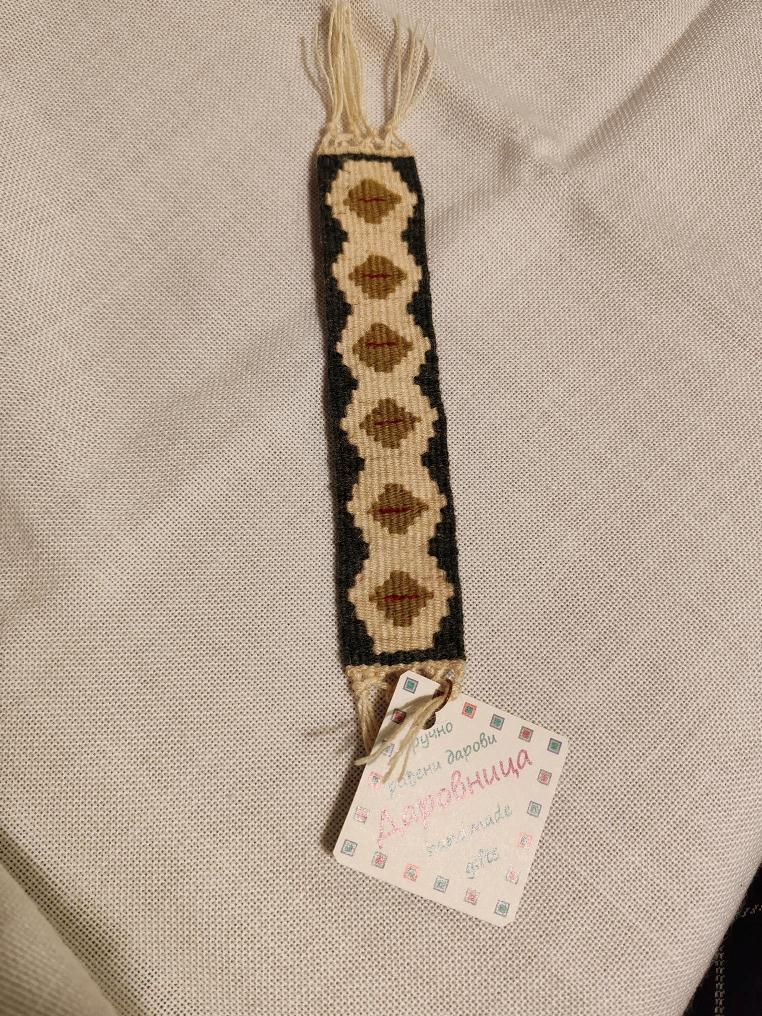 prodaja ručno tkanih narukvica, privezaka i bukmarkera sa simbolima pirotskih ćilima, Carigradska 24